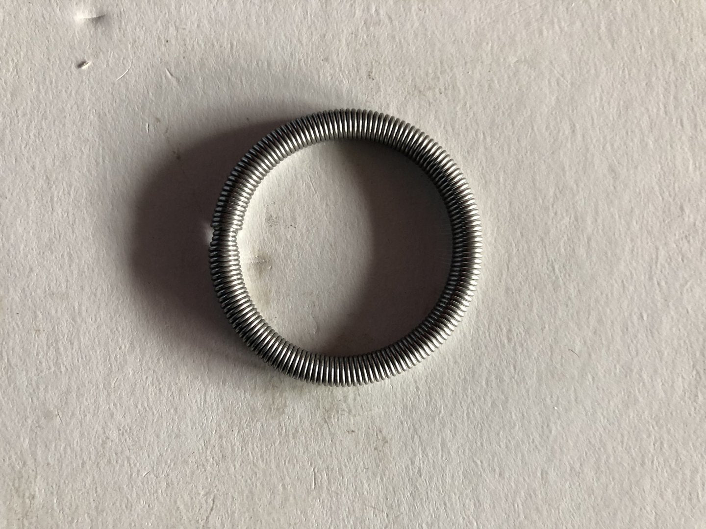 KTM OEM uitlaatrubber veer ( per stuk ) KTM SX 250 17- & EXC 250/300 17 & EXC 250/300 TPI 18- & Husqvarna TE 250/300 17 & TE 250i/300i 18- & Gas Gas EC 250/300 21- & MC 250 22-