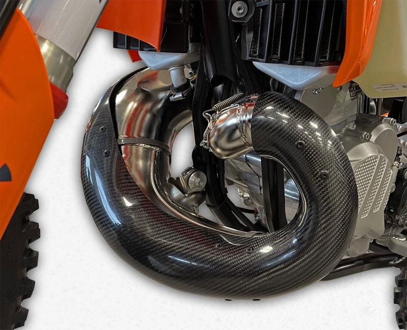 Pro Carbon uitlaatbocht bescherming KTM EXC 250/300 TPI 2020 - 2023 & Husqvarna TE 250i/300i 2020 - 2023 & Gas Gas EC 250/300 2021 - 2023 ( voor standaard uitlaatbocht ) - MxProStoreParts
