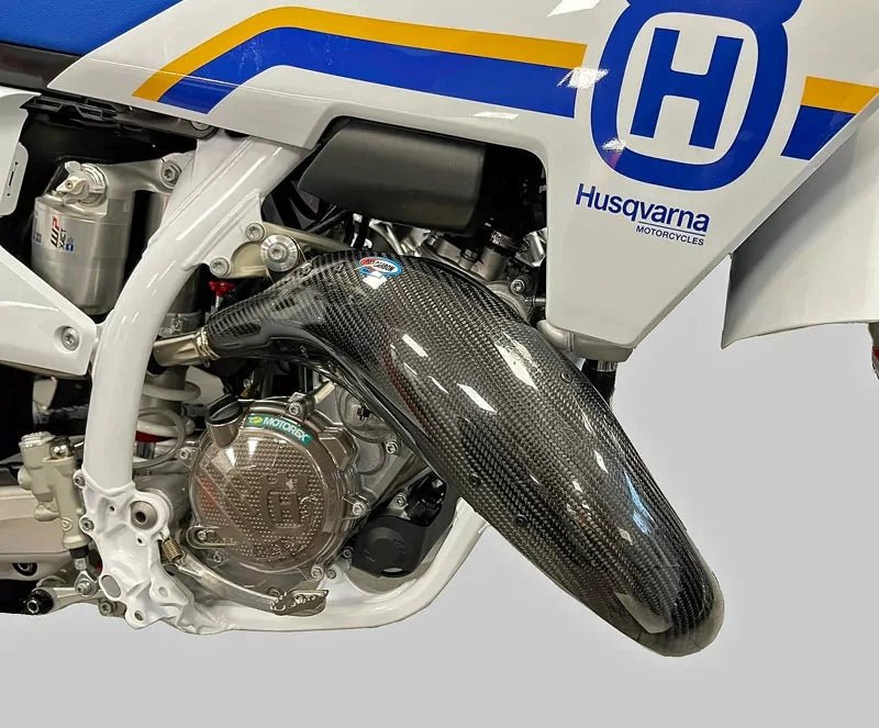 Pro Carbon uitlaatbocht bescherming KTM SX 125 2023 - & Husqvarna TC 125 2023 - & Gas Gas MC 125 2024 - ( voor originele uitlaatbocht ) - MxProStoreParts