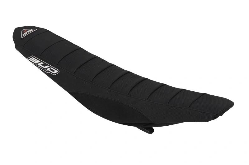 BUD zadelovertrek Zwart met Zwarte lijnen KTM SX 125/150/250/300 2023 - & SX - F 250/350/450 2023 - & EXC/EXC - F 250/300/350/450/500 2024 - & Gas Gas MC 125/250 2024 & MC - F 250/350/450 2024 & EC 250/300 2024 & EC 250F/350F/450F/500F 2024 - MxProStoreParts