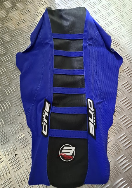 BUD-Sitzbezug Schwarz/Blau mit blauen Streifen Yamaha YZ 250F 2024- & YZ 450F 2023- (Vordere Tankabdeckung nicht im Lieferumfang enthalten)