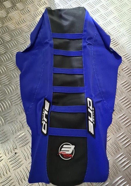 BUD zadelovertrek Zwart / Blauw met Blauwe lijnen Yamaha YZ 250F 2014-2023 & YZ 450F 2014-2022 & WR 250F 2015-2022 & WR 450F 2016-2022 & Fantic XXF/XEF 250/450 2022- ( voorstuk tankcover niet inbegrepen ) - MxProStoreParts