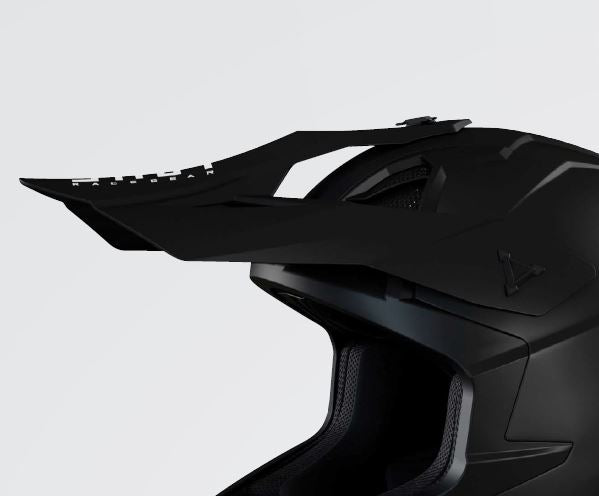 Montagevoorbeeld van de helmklep; helm niet inbegrepen: SHOT Visor Lite Solid Black Matt 2.0 – A09-21A3-A01