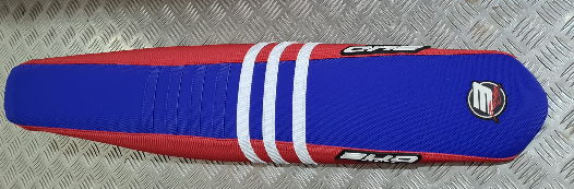 BUD zadelovertrek Justin Barcia Editie Blauwe bovenkant, rode zijkant met 3 witte lijnen KTM SX 125/150/250 19- & SX-F 250/350/450 2019-2022 & EXC/EXC-F 250/300/350/450/500 2020-2023 & Gas Gas MC/MC-F/EC/EC-F 125-450 2021-2023