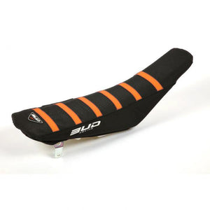 BUD zadelovertrek Zwart met Oranje lijnen KTM SX 125/150/250/300 2023- & SX-F 250/350/450 2023- & EXC/EXC-F 250/300/350/450/500 2024- & Gas Gas MC 125/250 2024 & MC-F 250/350/450 2024 & EC 250/300 2024 & EC 250F/350F/450F/500F 2024