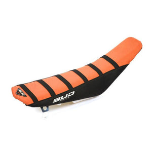 BUD housse de selle Noir / Orange avec des lignes noires pour KTM SX 125/150/250/300 2023- et SX-F 250/350/450 2023- et EXC/EXC-F 250/300/350/450/500 2024- et Gas Gas MC 125/250 2024 et MC-F 250/350/450 2024 et EC 250/300 2024 et EC 250F/350F/450F/500F 20