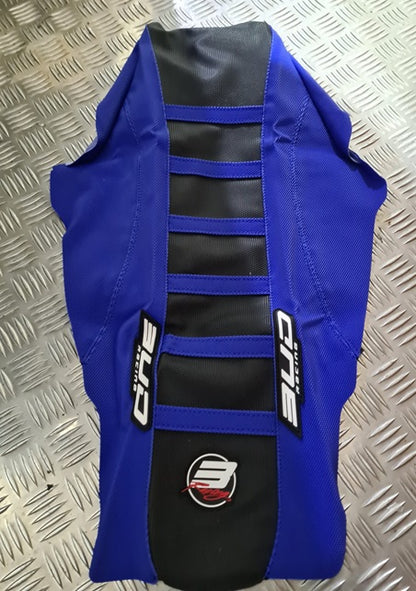 BUD zadelovertrek Zwart / Blauw met Blauwe lijnen Yamaha YZ 250F 2014-2023 & YZ 450F 2014-2022 & WR 250F 2015-2022 & WR 450F 2016-2022 & Fantic XXF/XEF 250/450 2022- ( voorstuk tankcover niet inbegrepen )